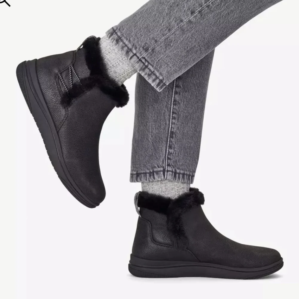 NIB Clarks Cloudstepper Breeze Fur Black Pull On Ankle Winter Boot Snow Size 9